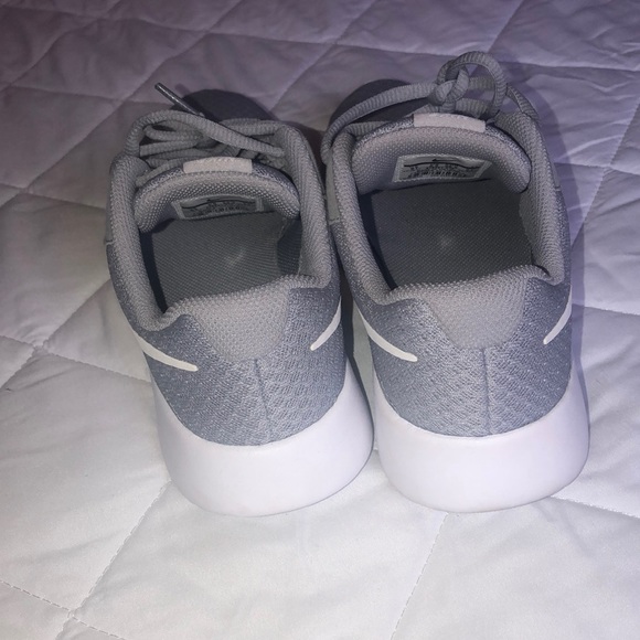 Gray running nikes size 6 youth kids - Picture 4 of 6